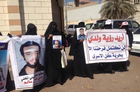 وقفة احتجاجية لأمهات المعتقلين في سجون الحوثي أمام منزل وزير الداخلية بعدن