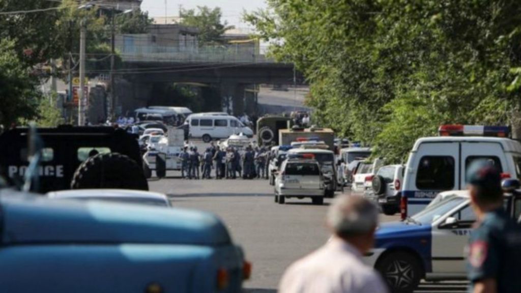 أرمينيا: جماعة مسلحة تسيطر على أقسام الشرطة واحتجزت أطباء كرهائن