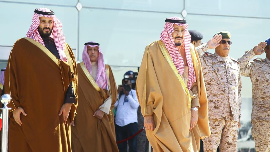 ميدل إيست آي: الملك سلمان لا يستطيع حماية ابنه إلى الأبد