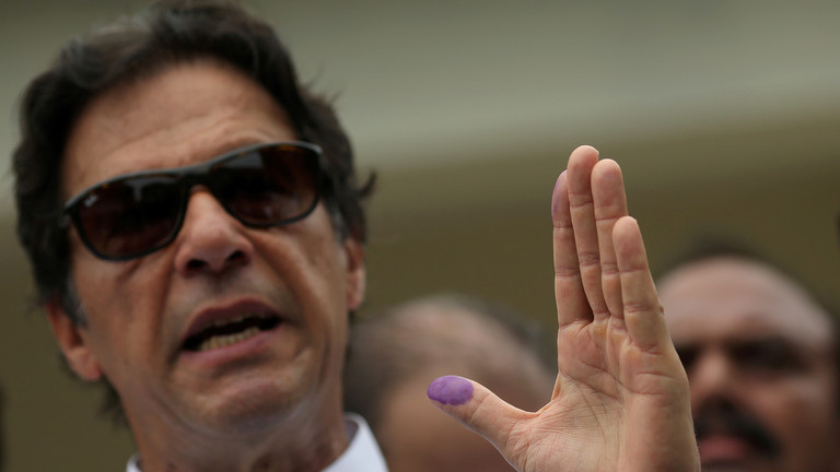 عمران خان من كشمير: الهند تخطط لعمل عسكري