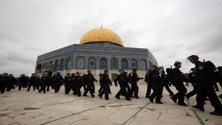 السلطات الإسرائيلية تغلق الضفة الغربية وغزة وتنشر آلاف الجنود في القدس