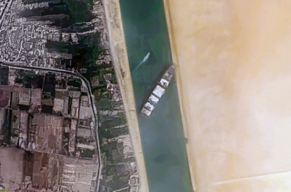 مصر: تعويم سفينة عملاقة جنحت في مجرى قناة السويس