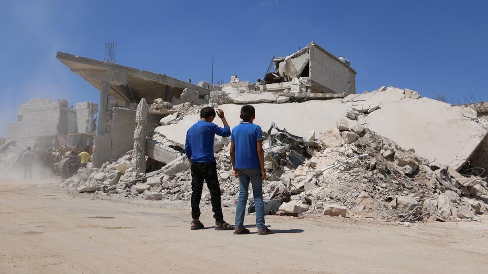بعد ليلة دامية.. ارتفاع قتلى الغارات على حلب وإدلب