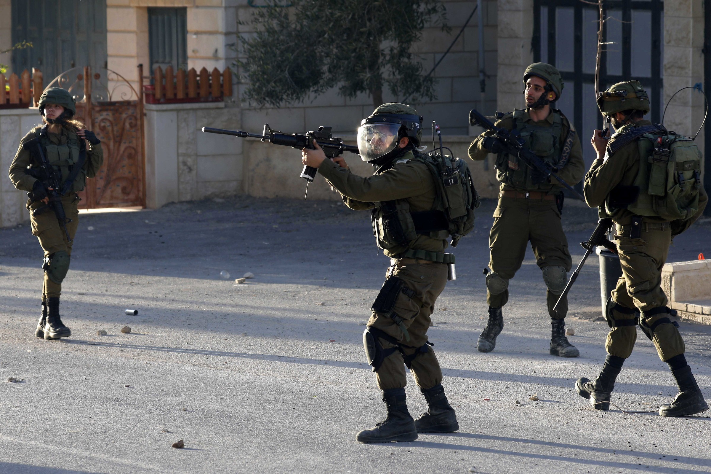 اعتقال 16 مواطن فلسطيني من محافظات الضفة الغربية