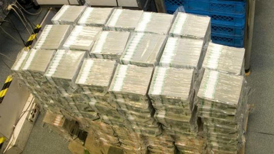 مؤامرة.. تهريب “دولارات لبنان” لدول محور إيران