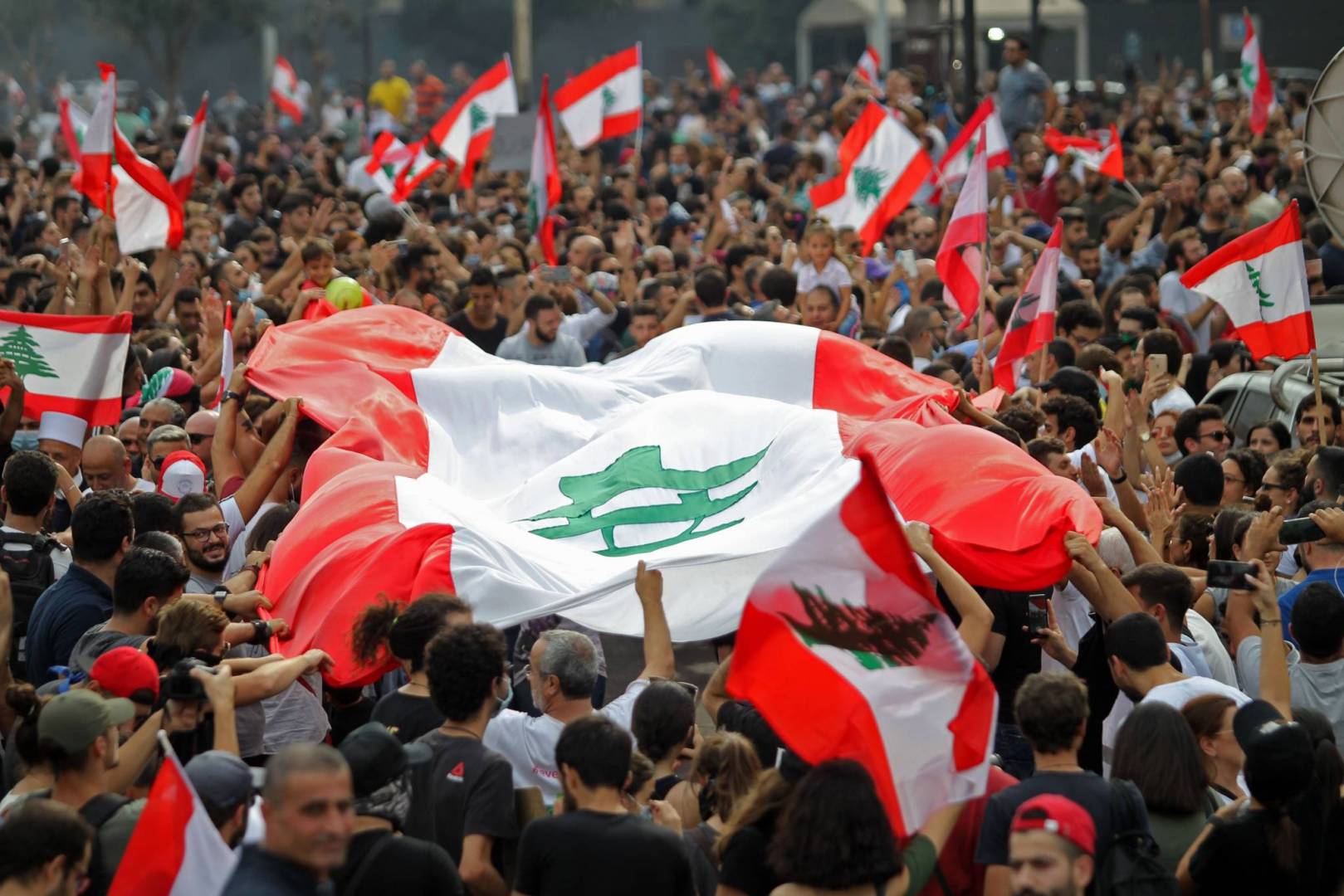 خروج مظاهرات لبنانية ضخمة لدعم “عون”