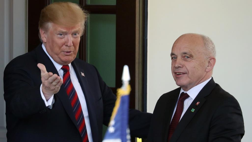 ترامب يستقبل رئيس سويسرا ويأمل تجنب الحرب مع إيران