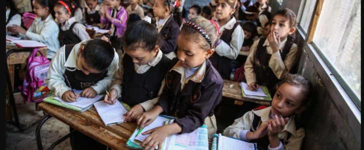 فلسطين: نصف مليون طالب مهددون بالحرمان من التعليم