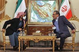 وصول مستشار الأمن القومي الإماراتي لطهران وشمخاني باستقباله