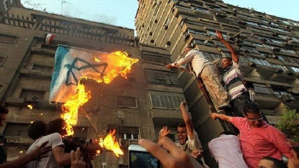 إسرائيل هددت بعملية إنزال عسكري في القاهرة