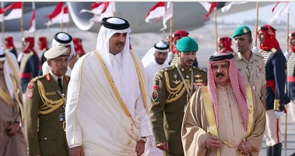 بعد اتصاله بأمير قطر… هجمة واسعة على رئيس وزراء البحرين وحسابات تُدافع عنه