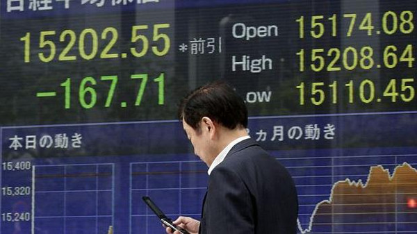 نيكاي يغلق منخفضاً بسبب الين والصين ويخسر 8.5%