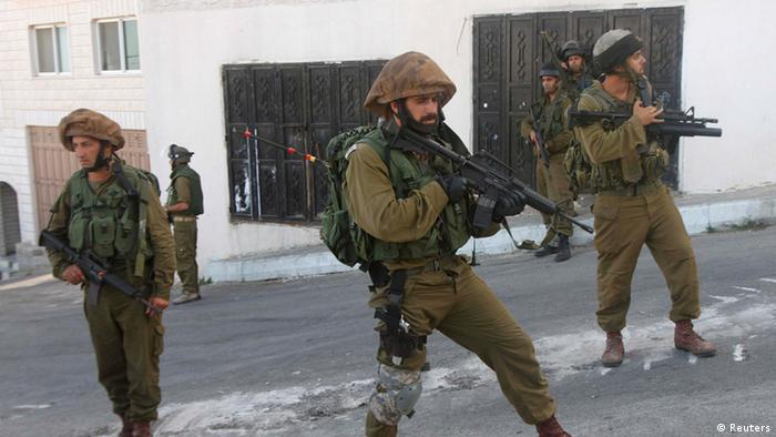 اعتقال 3 فلسطنيين في الضفة الغربية