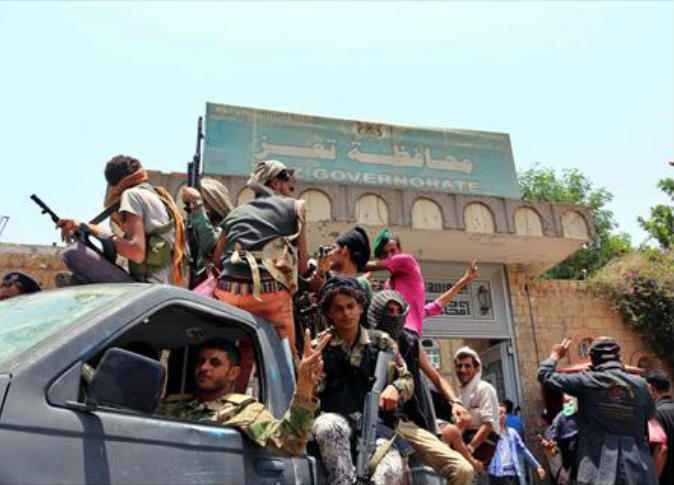 الجيش اليمنى يتسلم لمنشآت والمباني الحكومية فى تعز بعد تحريرها