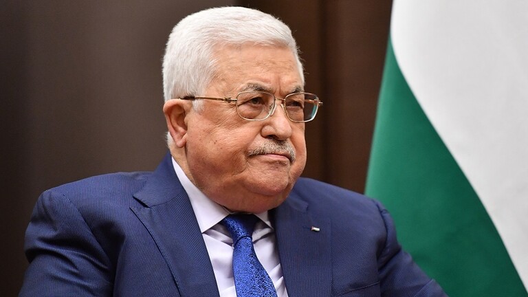 “فتح” تنفي صحة الأنباء عن وفاة محمود عباس
