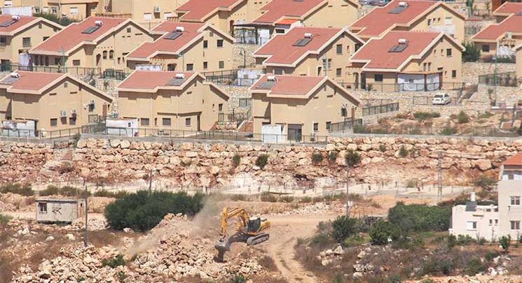 إسرائيل تخلي بؤرة استيطانية جنوب نابلس