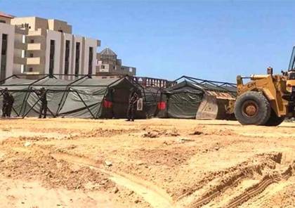 أطباء مغاربة بلباس عسكري يسعفون مصابي غزة على أرض ترابية داخل «المشفى الميداني»
