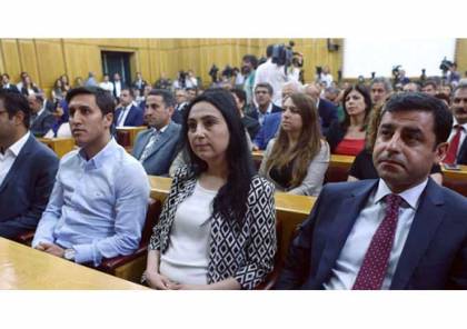 السلطات التركية تعتقل 15 نائبا بالبرلمان من حزب “الشعوب الديمقراطي” الموالي للأكراد