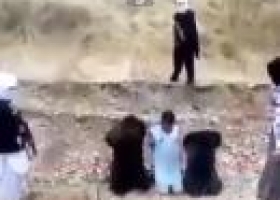 رهينة يخطف السلاح من أحد أفراد “داعش” ويطلق النيران عليهم