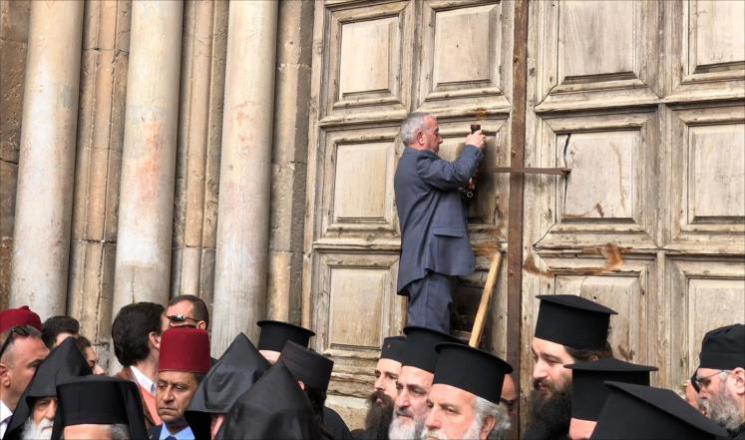بعد إغلاق كنيسة القيامة.. صحيفة عبرية: حدث “تاريخي” وإسرائيل تقضي على علاقاتها بـ”العالم المسيحي”