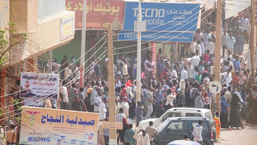 احتجاجات السودان.. قوش يرفض المبادرات وواشنطن تلوح بقائمة الإرهاب