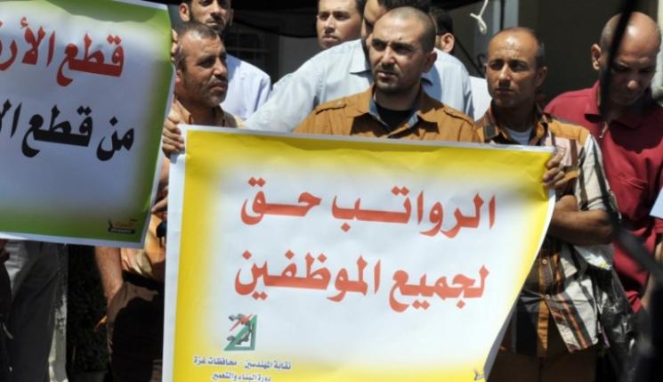 “الشرق الأوسط”: عباس يحاول حشر “حماس” في الزاوية لتسليم غزة