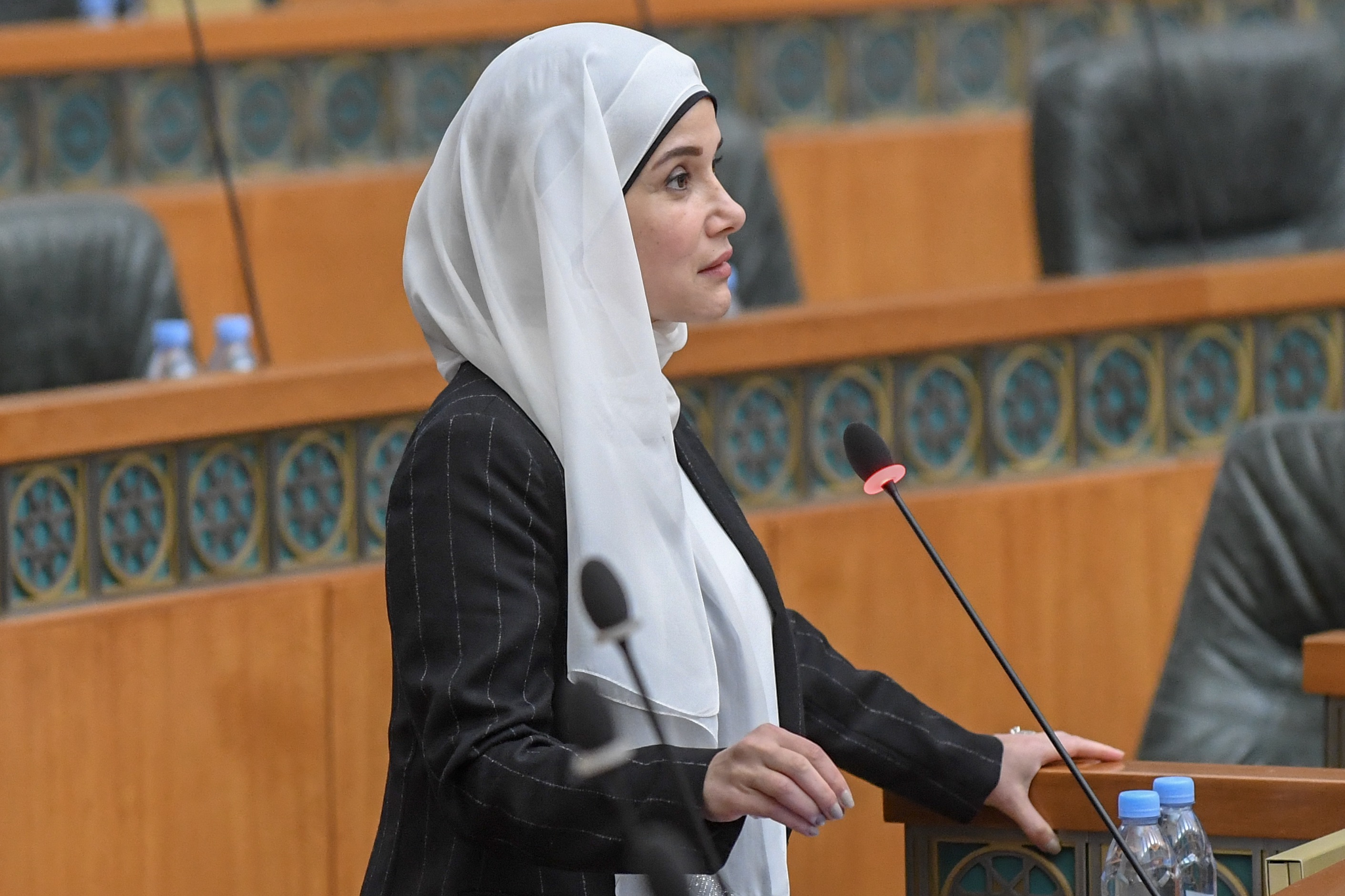 جلسة استجواب لوزيرة الإسكان والأشغال العامة الكويتية تدفعها للاستقالة العاجلة