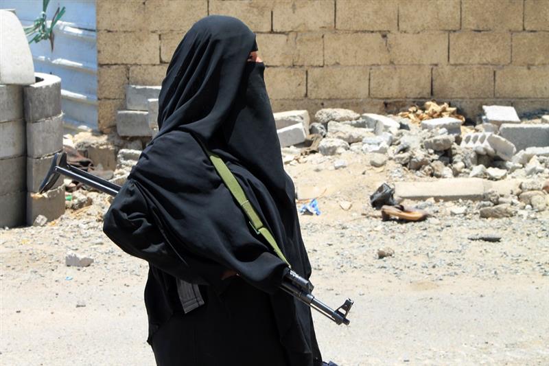 تعرف علي قصة المرأة الحديدية في اليمن التي انتقمت لأخيها بقتل 13 حوثي