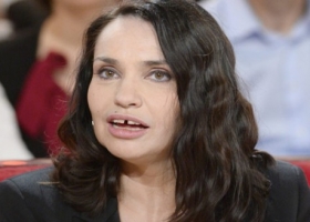 ممثلة فرنسية تعترف أنها أكلت أذنيّ ميت