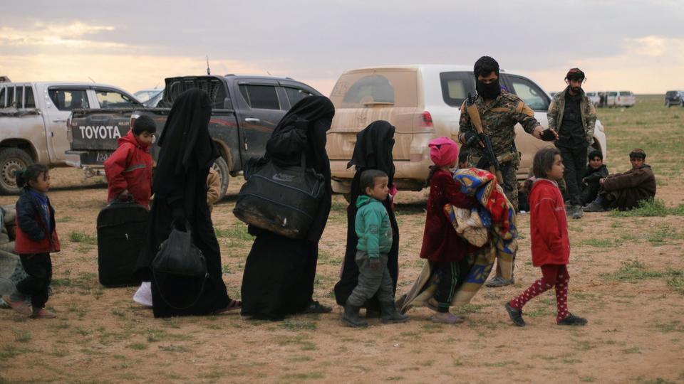 أنقاض “الخلافة”.. نساء وأطفال وجثث يخرجون من الباغوز