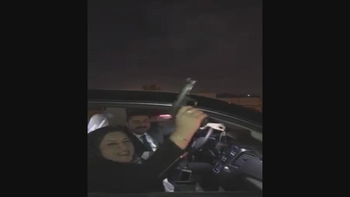 نائبة عراقية تضع نفسها علي صفيح ساخن بعد اطلاقها النار في الهواء