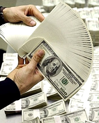 الشرطة التركية تعثر على دولارات تليت عليها ادعية ووزعت على الانقلابيين