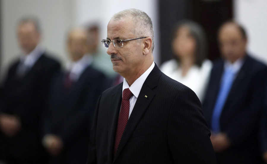 فلسطين: أزمة الرواتب تهدد استمرار حكومة “الحمدلله”