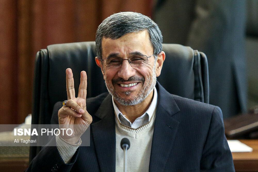 في يوم “فاشل”.. غاب روحاني وحضر أحمدي نجاد بعلامة النصر