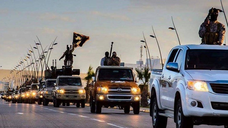 ليبيا: داعش تغلق الطريق الساحلى شرق سرت وحصار النازحين