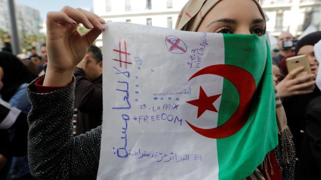 استمرار المظاهرات الغاضبة في الجزائر للمطالبة بتنحي “بوتفليقة”