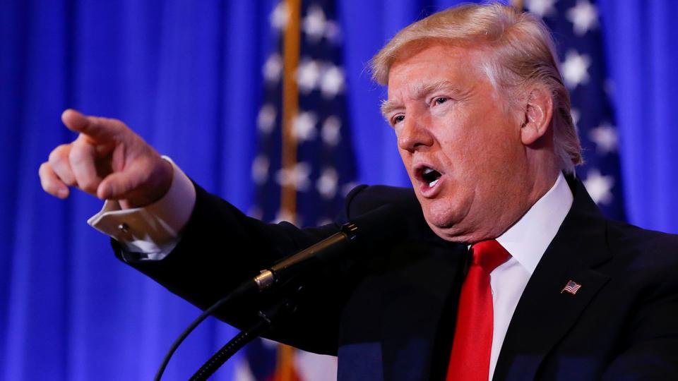 ترمب يهاجم صحافي بارز.. ويصف “CNN” بالممزقة