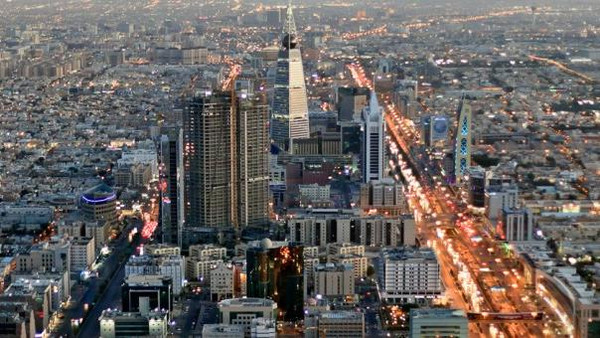 خبراء: السعودية تعزز التحول الاقتصادي بضبط الإنفاق