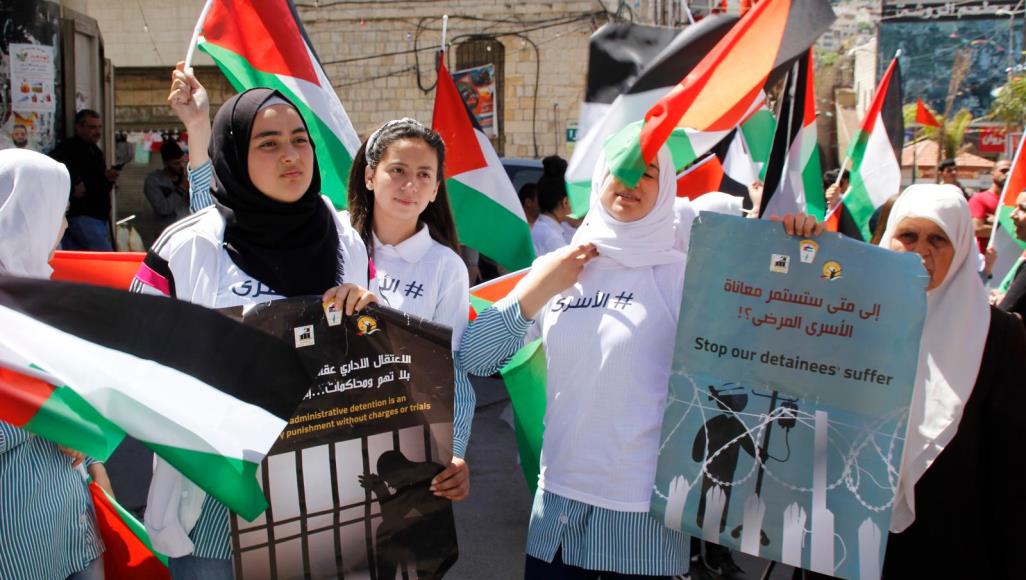 أسرى فلسطينيون يحرقون زنازينهم احتجاجا على أجهزة التشويش