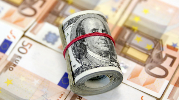 الدولار يصعد بعد مراجعة توقعات النمو الأميركي