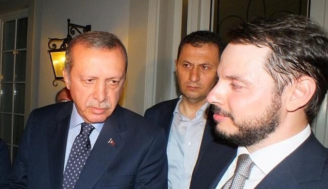 “ويكيليكس” ينشر 58 ألف رسالة لزوج ابنة أردوغان تثبت صلته بداعش