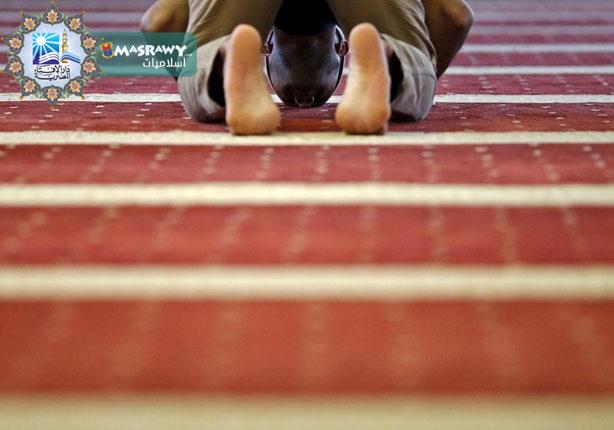 ما حكم وضع اليد على الخصر أثناء الصلاة؟