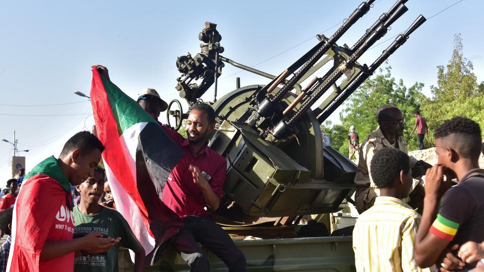 السودان.. المعارضة تقدم أسماءها وتتمسك بمحاسبة الأمنيين