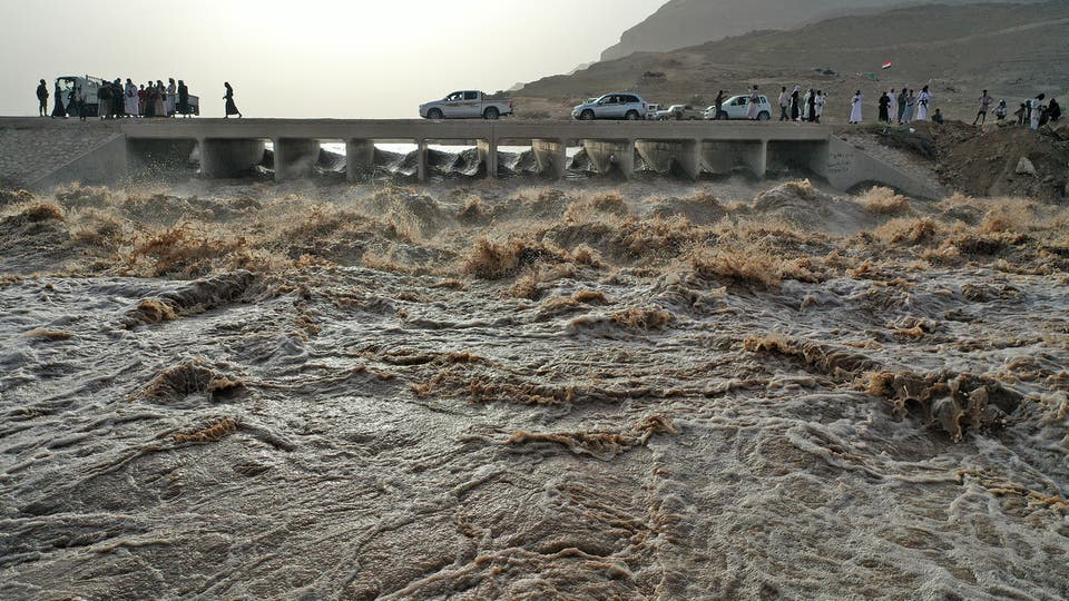 السيول والأمطار الغزيرة تجرف معسكر حوثي شرق الحديدة