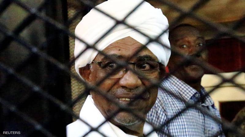 السودان.. اعتقال مدير مكتب البشير بتهم “الفساد”