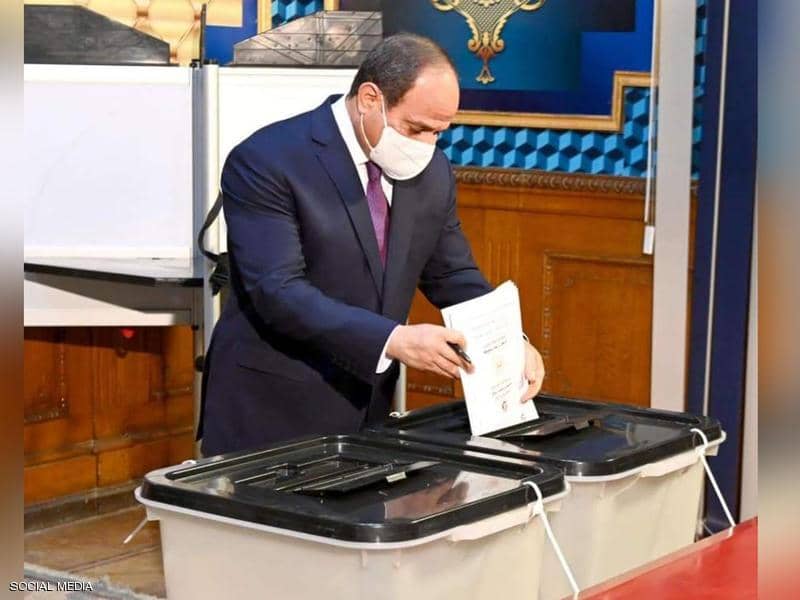 السيسي يدلي بصوته في انتخابات مجلس النواب