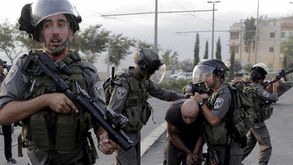 اعتقال 10 فلسطنيين جراء مداهمات إسرائيل في الضفة