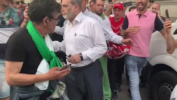 ضرب مسئول جزائري سابق في باريس