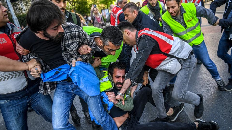 أعلى محكمة بتركيا: انتهاكات طالت صحافيين انتقدا أردوغان