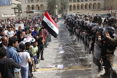 اشتباكات عنيفة بين المتظاهرين وقوات الشرطة في بغداد أسفرت عن مصابين